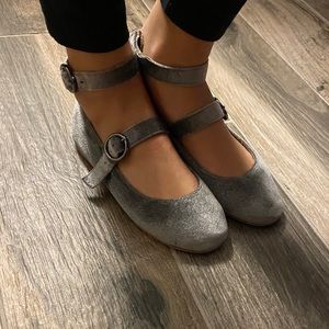 Beautiful gray velvet shoes- worn a couple times!
